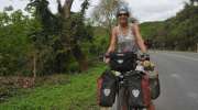 南非“奇女子”骑行环球十万余公里到达海南