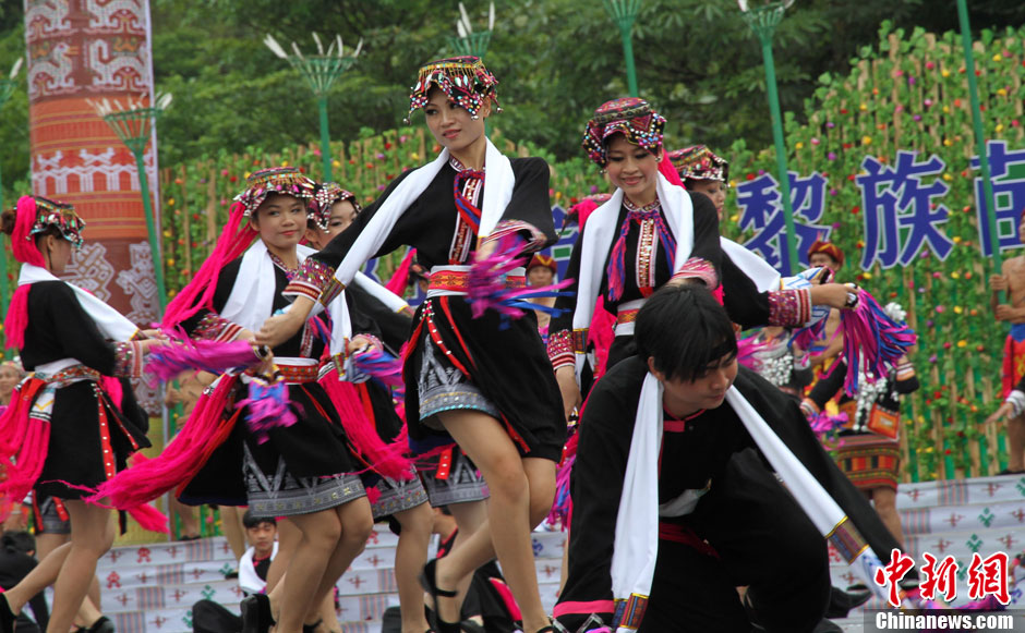 三月三节黎族少女表演农家丰收舞蹈 - [文化时